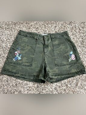 Driftwood Camo Floral Embroidered Shorts Sz 30